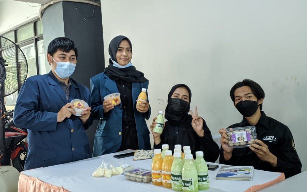 Growing Entrepreneurial Spirit KSTP FPP UNDIP Promotes Pasteurized Milk at the Central Java Governor’s Office Bazaar