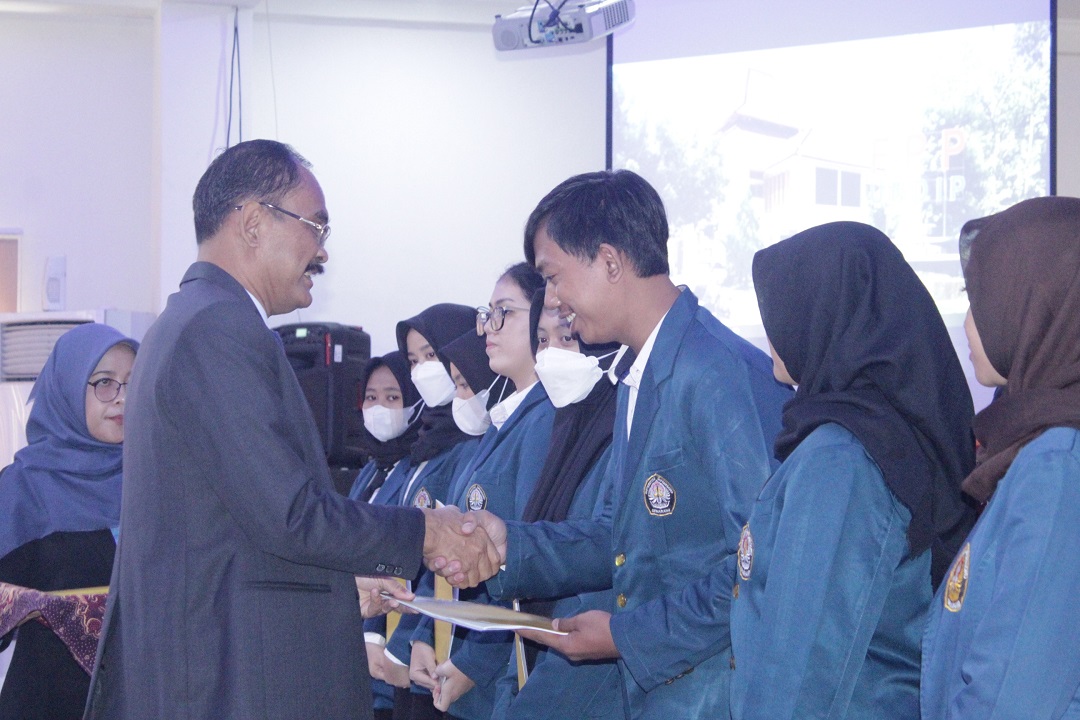 Dekan FPP UNDIP memberikan selamat kepada calon wisudawan terbaik